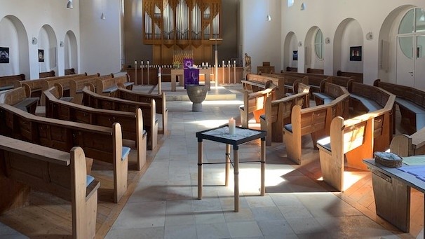 Himmelfahrtskirche innen mit Altar und Orgel
