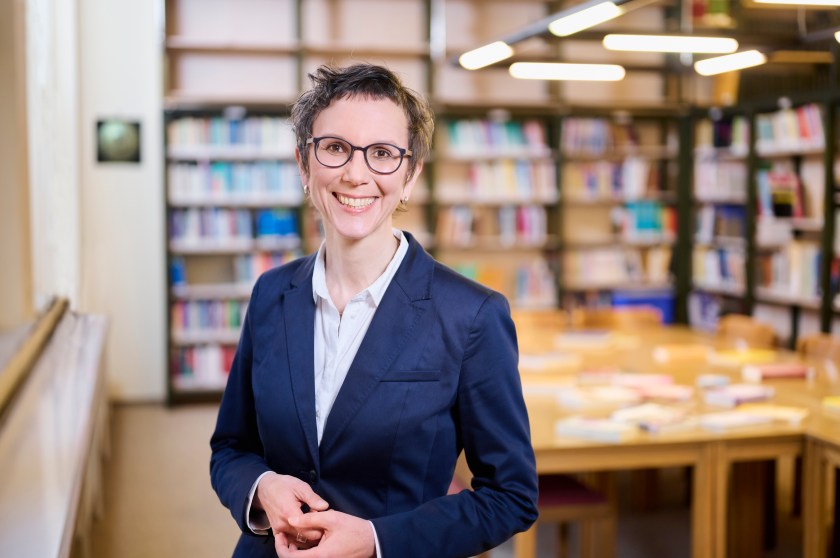 Regina Fritz in Bibliothek