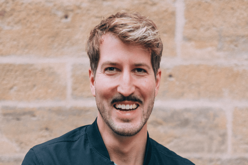 Alexander Brandl, Porträt vor einer Mauer